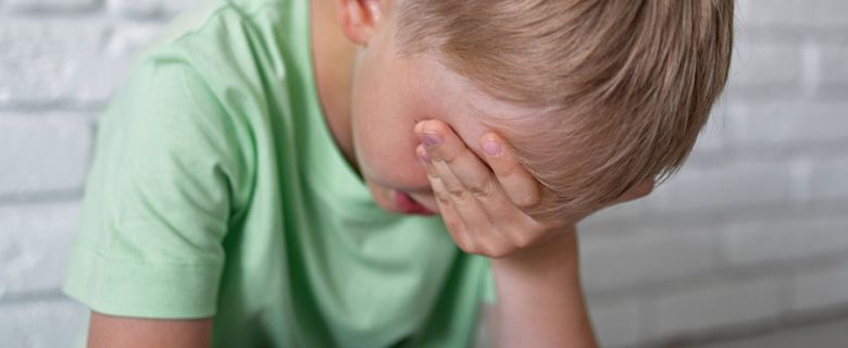 Niegrzeczny czy przeciążony sensorycznie? Jak rozpoznać dziecko z trudnościami SI