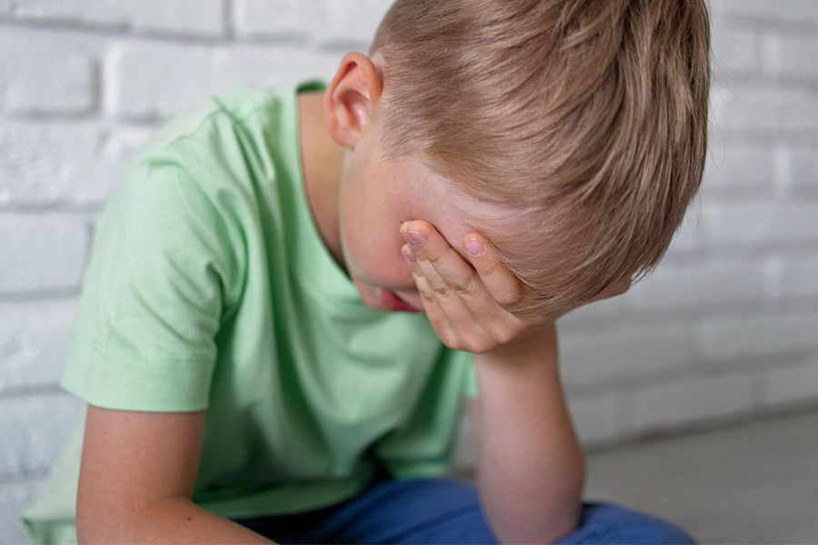 Niegrzeczny czy przeciążony sensorycznie? Jak rozpoznać dziecko z trudnościami SI
