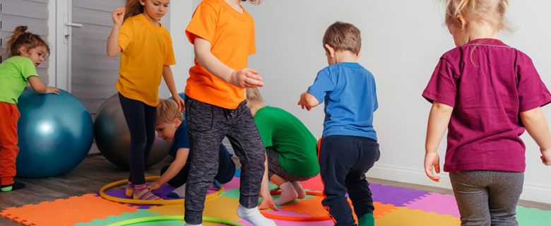 Nie tylko berek i wyścigi. 5 niestandardowych zabaw ruchowych, które pokochają przedszkolaki