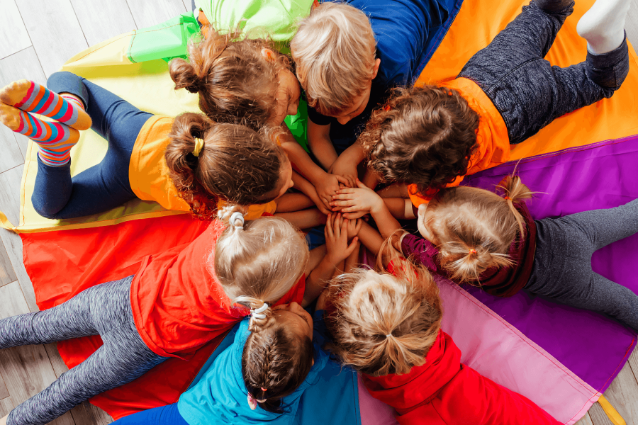 Zabawy sensoryczne w domu i przedszkolu: proste pomysły bez specjalistycznego sprzętu.